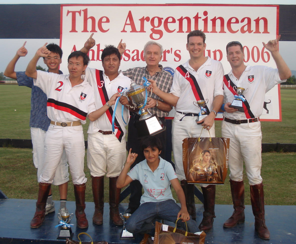 His Excellency The Argentinean Ambassador with the winning Singapore Team giving the Gaucho Sign -- Photo by Chatchaya