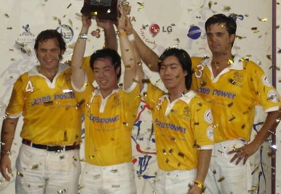 The King's Cup is lifted again by Terramoto, Top, Tal, Cabeza of the Thailand team