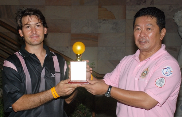 TPA Committee Member -- Khun Bhinsaeng Kanoksakdi -- presents the High Scorer Trophy to Marco.