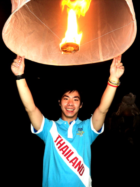 Khun Tal of the Thai National Team (TNT) launching his Kom on Loy Kratong
